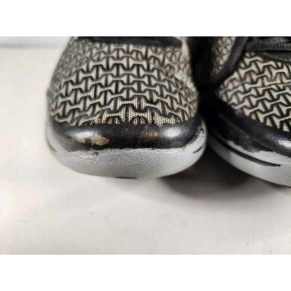 Under Armour Youth Size 7 Used 1281104-001 - Picture 5 of 9